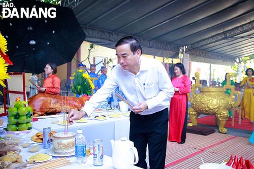 Chủ tịch UBND thành phố Lê Trung Chinh dâng hương tưởng niệm các anh hùng, nghĩa sĩ