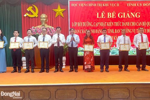 Thường xuyên đào tạo, bồi dưỡng cán bộ để ngang tầm nhiệm vụ