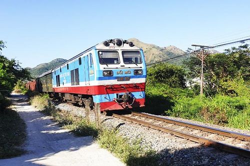 Tăng cường xử lý tình trạng ném đá lên tàu hỏa