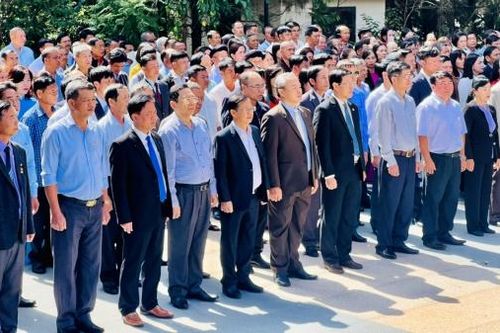 Đoàn đại biểu dự Đại hội đại biểu Mặt trận Tổ quốc Việt Nam tỉnh viếng nghĩa trang liệt sĩ