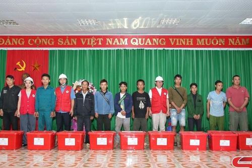 Chuyển trao quà cứu trợ của Trung ương Hội Chữ thập đỏ Việt Nam cho gia đình bị thiệt hại do thiên tai