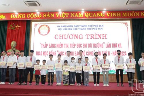 Trao 105 suất học bổng cho học sinh có hoàn cảnh khó khăn