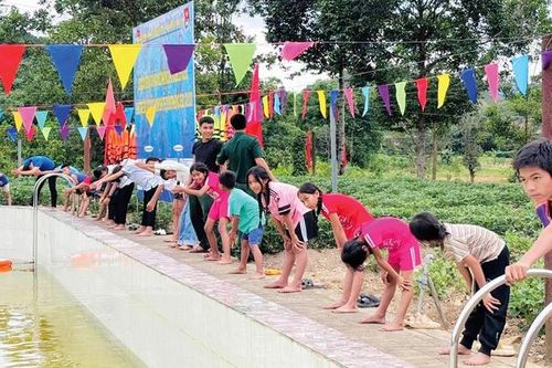 Tiếng cười ở lớp học bơi A So