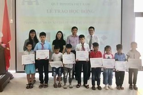 Trao học bổng cho con nạn nhân tử vong do tai nạn giao thông