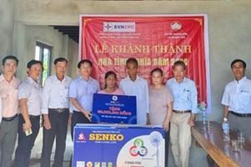 Bàn giao nhà cho hộ nghèo Nguyễn Thị Mong ở Quảng Điền