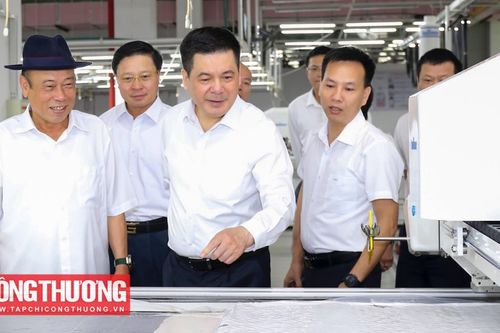 Bộ trưởng Nguyễn Hồng Diên thăm nhà máy Dệt may TNG (Thái Nguyên)
