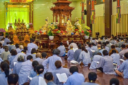 Đông đảo Phật tử đến Việt Nam Quốc Tự tham dự khóa lễ trong Pháp hội Vu lan