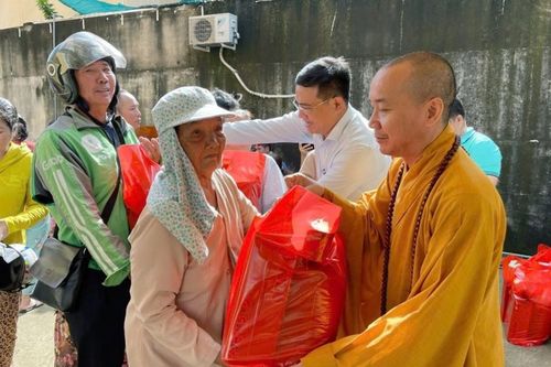 Chùa Thiền Giác (TP.Thủ Đức), tịnh xá Ngọc Phương (Q.Gò Vấp) tặng quà đến người nghèo mùa Vu lan