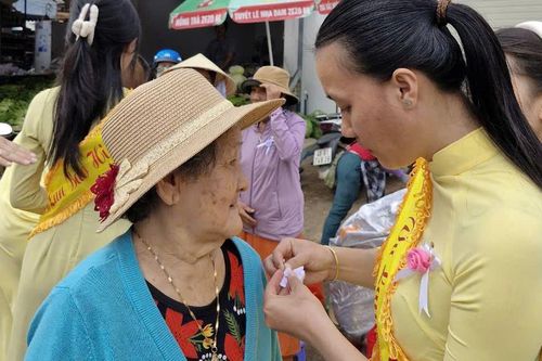 Câu lạc bộ Phật tử Pháp Hoa (Đắk Nông) đưa hoa hồng Vu lan xuống phố