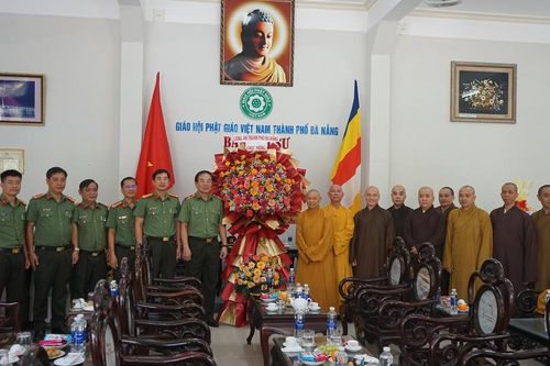 Đà Nẵng: Công an thành phố chúc mừng Đại lễ Vu lan - Báo hiếu tại chùa Pháp Lâm