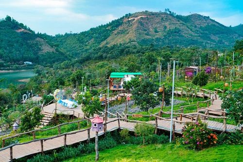 Eva Village: Sáng tạo xanh – biến rác thải thành thời trang