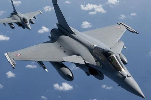 Hai tiêm kích Pháp Rafale va chạm trên không, hai người mất tích