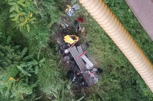 Xe tải mất lái rơi xuống cầu ở cao tốc Hà Nội - Lào Cai