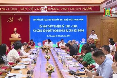 Xây dựng lực lượng làm công tác lý luận, phê bình VHNT