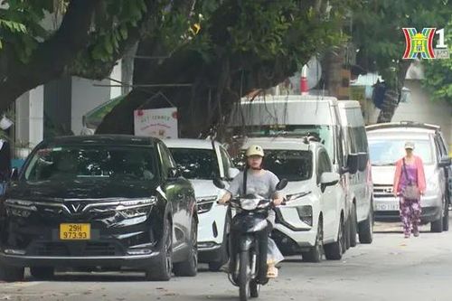 Ô tô đỗ hàng dài trên phố Ngọc Hà