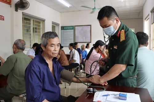 Khám bệnh, cấp thuốc miễn phí tại xã Trọng Con (Thạch An)