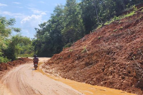 Sớm khắc phục hoàn toàn sạt lở đất, đá tại Km 239, trên Quốc lộ QL34 thuộc xã Minh Tâm (Nguyên Bình)