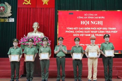 Khen thưởng 16 tập thể, cá nhân có thành tích xuất sắc đợt cao điểm phối hợp đấu tranh phòng, chống xuất nhập cảnh trái phép