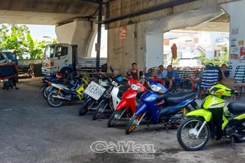 Gầm cầu bị chiếm dụng