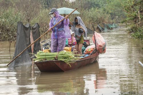 Bãi giữa sông Hồng ngập sâu, người dân Hà Nội ngồi thuyền đi học, đi làm