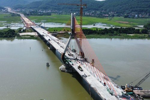 Ngắm cây cầu dây văng lớn nhất tỉnh Bắc Giang trước ngày thông xe