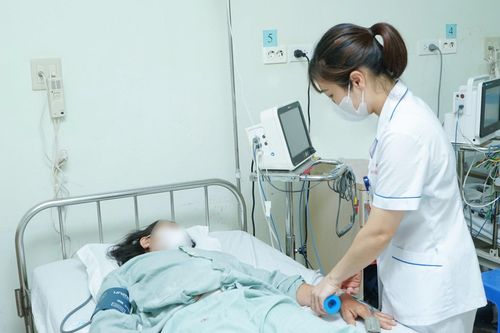 Đau dữ dội sau ăn yến chưng, đi khám phát hiện dị vật là hạt táo đỏ