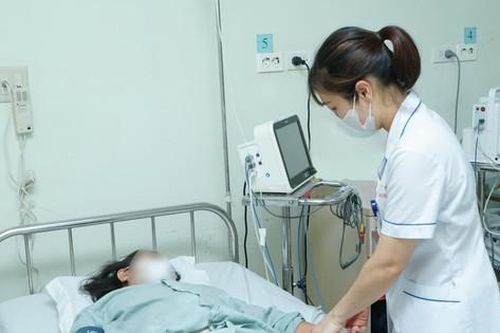 Nữ bệnh nhân bị thủng ruột vì bất cẩn nuốt hạt táo đỏ
