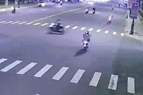 Phóng như 'bay' qua ngã tư, xe máy gây tai nạn giao thông nghiêm trọng