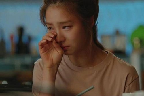 Mua quà biếu bố mẹ hai bên dịp Vu lan, vợ bật khóc trước lời nói của chồng
