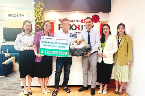 Manulife Việt Nam chi trả quyền lợi bảo hiểm hơn 3 tỷ đồng cho gia đình một khách hàng tại Bình Phước