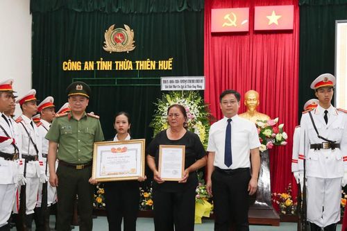 Trao Bằng Tổ quốc ghi công cho thân nhân liệt sĩ Trần Duy Hùng