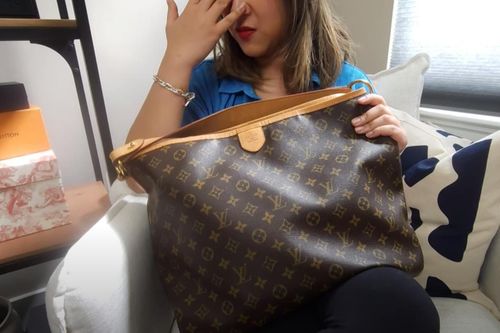 Bị đuổi khỏi máy bay vì chiếc túi Louis Vuitton đặt trên ghế