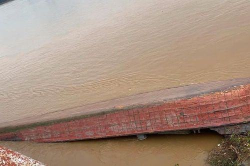 Yêu cầu trục vớt tàu chìm trên sông Hồng trong ngày 15/8