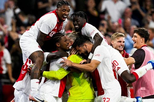 Ajax lập kỷ lục 34 quả sút luân lưu, thủ môn 40 tuổi cản phá 5 cú đá và tự mình ghi bàn giúp đội nhà thắng nghẹt thở
