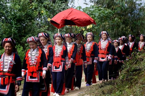 Tôn trọng bản sắc văn hóa dân tộc thiểu số