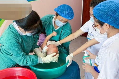 Sơ cứu trẻ bị bỏng canh đúng cách
