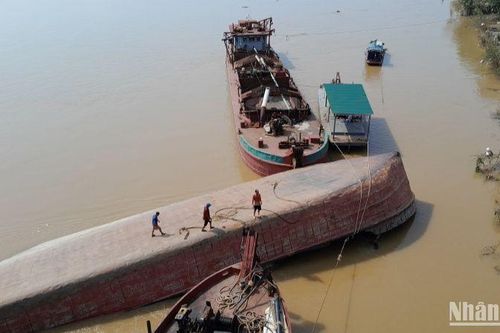 Tập trung trục vớt sà lan bị lật úp dưới chân cầu Chương Dương