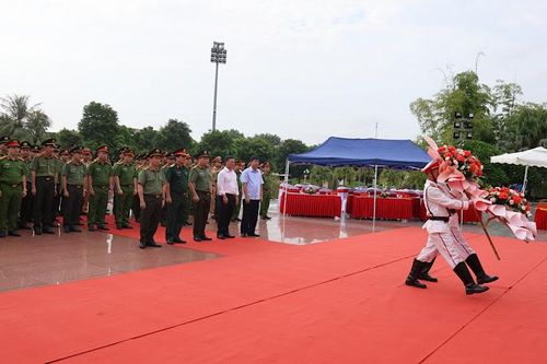 Trao tặng 27 ngôi nhà mái ấm tình thương