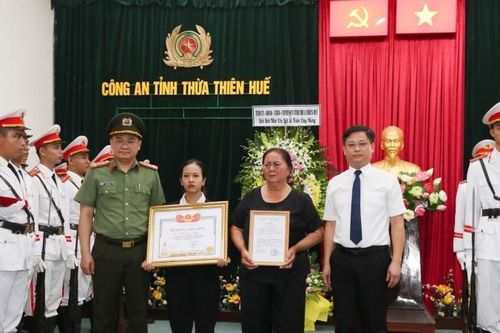 Trao Bằng 'Tổ quốc ghi công' cho thân nhân Liệt sĩ, Trung tá Trần Duy Hùng