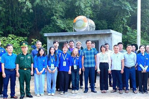 Sinh viên Nga tặng quà, bàn giao công trình thanh niên cho học sinh miền núi Thanh Hóa