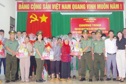 Phòng Hậu cần Công an tỉnh Đắk Nông trao tặng quà cho các hộ gia đình có hoàn cảnh khó khăn