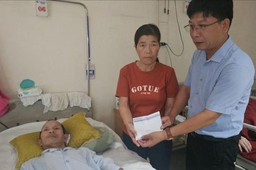 Báo SGGP trao tiền hỗ trợ cho các hoàn cảnh cần giúp