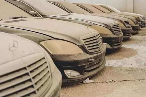 Maybach, Mercedes-Benz S-Class siêu sang, tiền tỷ 'bỏ xó như rác' ở sa mạc