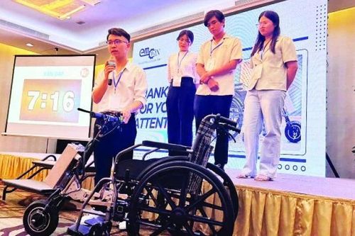Nhóm sinh viên sáng chế 'phụ kiện' giúp xe lăn tự động di chuyển