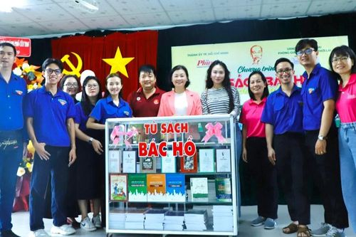 Tủ sách chắp cánh ước mơ đến với học sinh Cần Thơ