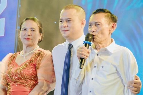 Chàng trai bán kem dạo kiếm tiền đi học khiến cha mẹ bật khóc trong dịp báo hiếu