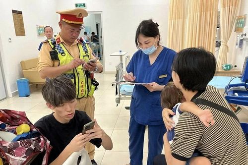 CSGT dùng xe đặc chủng đưa bé trai người Nhật đến bệnh viện kịp thời