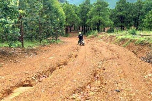 Nguy hiểm rình rập trên đường lên núi Phượng Hoàng