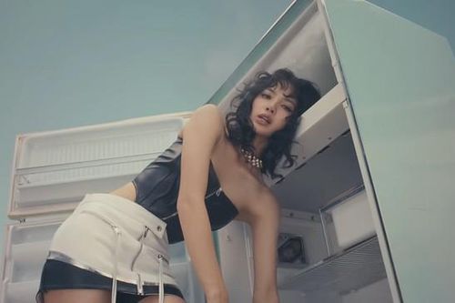 Lisa của nhóm nhạc BlackPink tiếp tục 'gây sốt' với MV mới