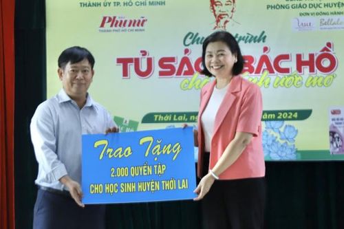 Báo Phụ nữ TPHCM trao 'Tủ sách Bác Hồ chắp cánh ước mơ' cho học sinh